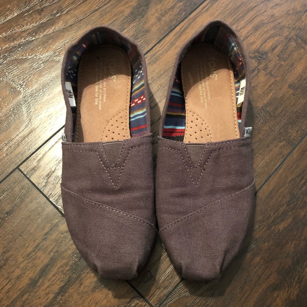 Women’s size 7 gray Toms. Worn once!